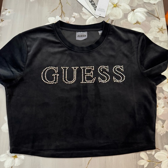Guess Women's Couture Logo Short-Sleeve Cropped Top
Smoke/Pet Free - Picture 8 of 8